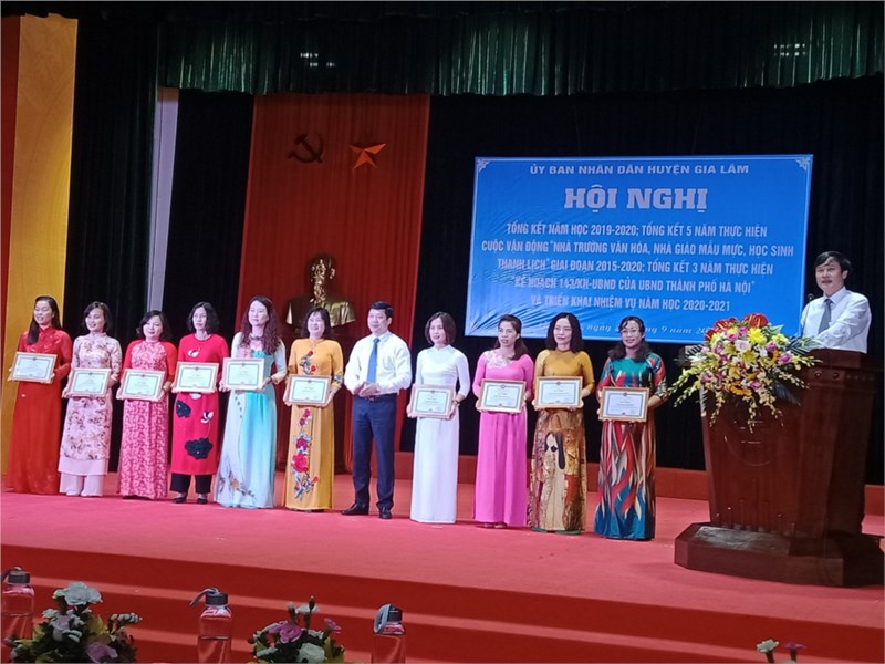Trường MN Bình Minh nhận trao thưởng tại hội nghị tổng kết huyện.